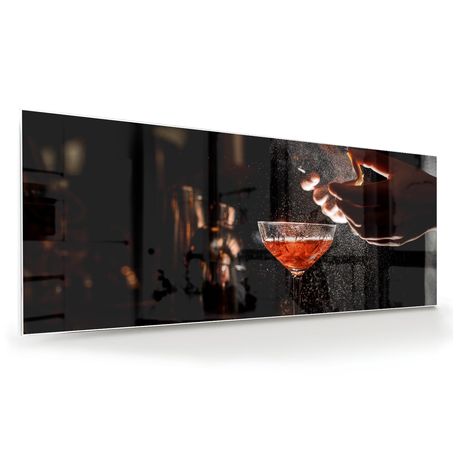Elegante hand met cocktailglas in een sfeervolle setting