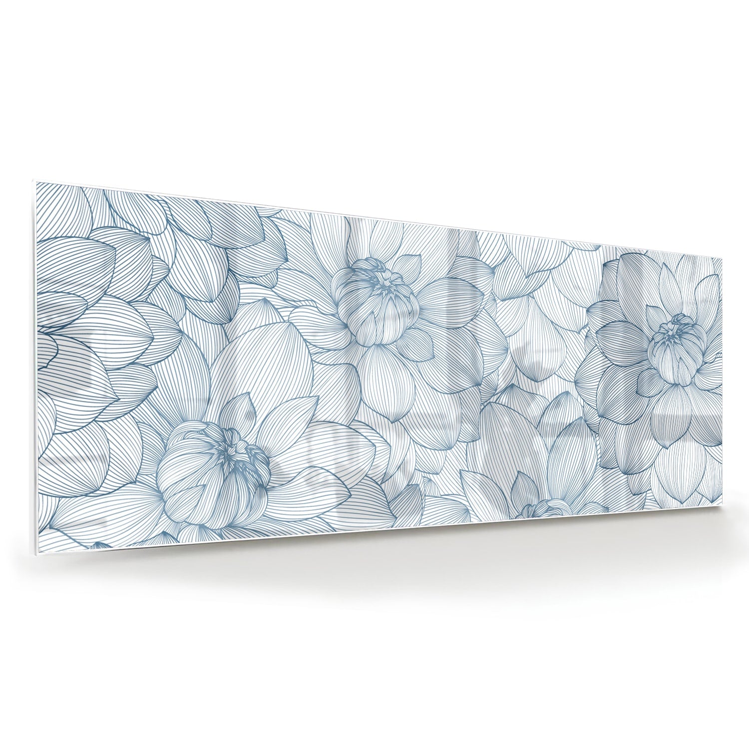 Glazen schilderij met bloemenpatroon in zachte blauwe kleuren, staat boven een houten kast.