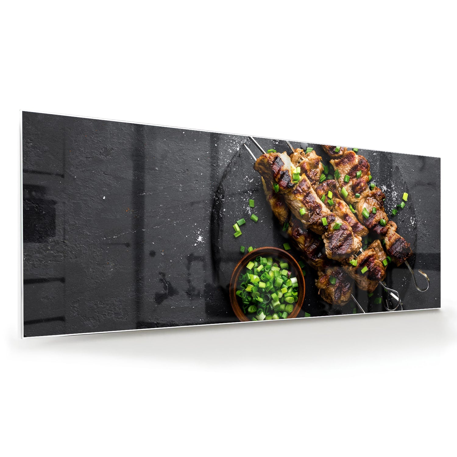 Glazen schilderij met kebabs op een zwarte achtergrond, perfect voor keuken decoratie.