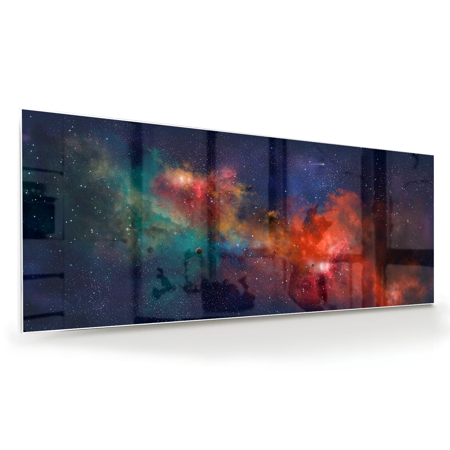 Glazen schilderij van een sterrenstelsel in levendige kleuren aan de muur.