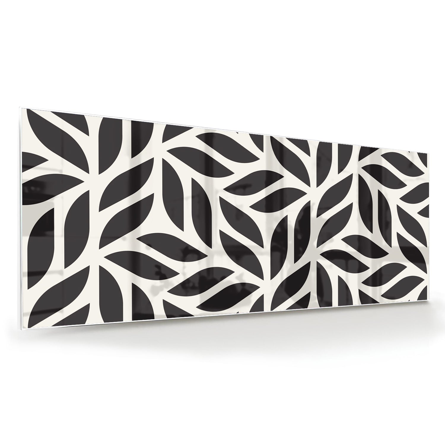 Zwart-wit glazen schilderij met bladerenpatroon aan de muur in een moderne woonkamer.