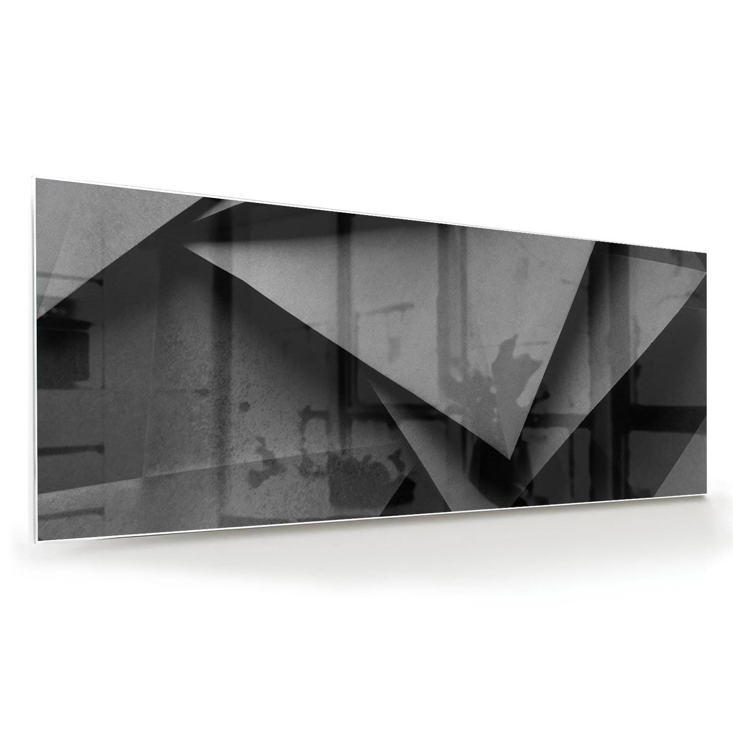 Modern glazen schilderij met een geometrisch zwart-wit ontwerp aan de muur.