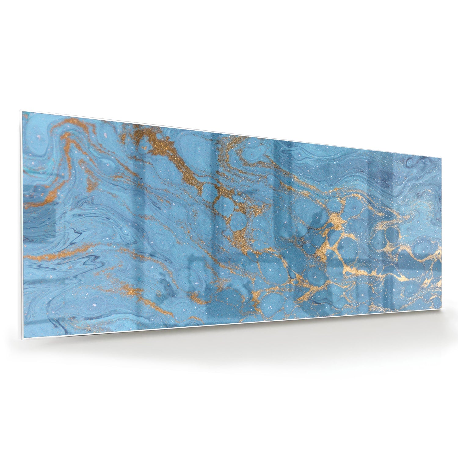Glazen schilderij met blauw en gouden patronen aan de muur boven een houten kast.