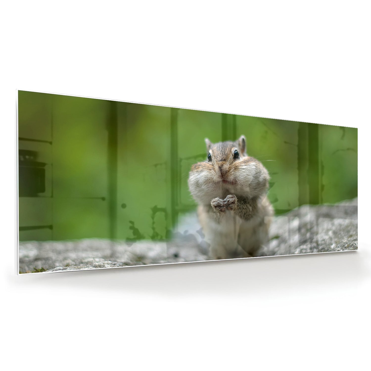 Glazen schilderij van een eekhoorn met een noot in zijn hand