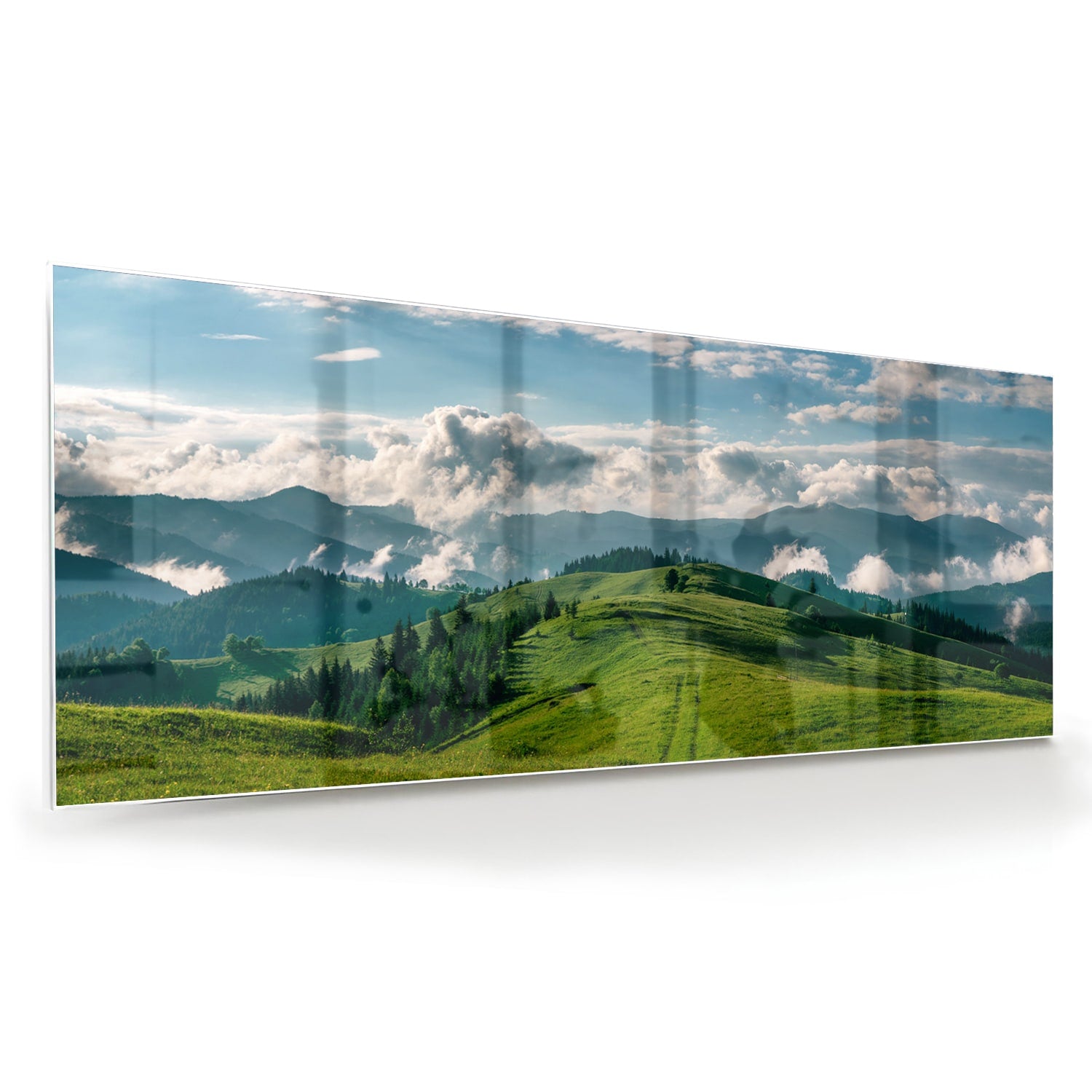 Glas schilderij van een prachtig berglandschap met groene heuvels en bergen.