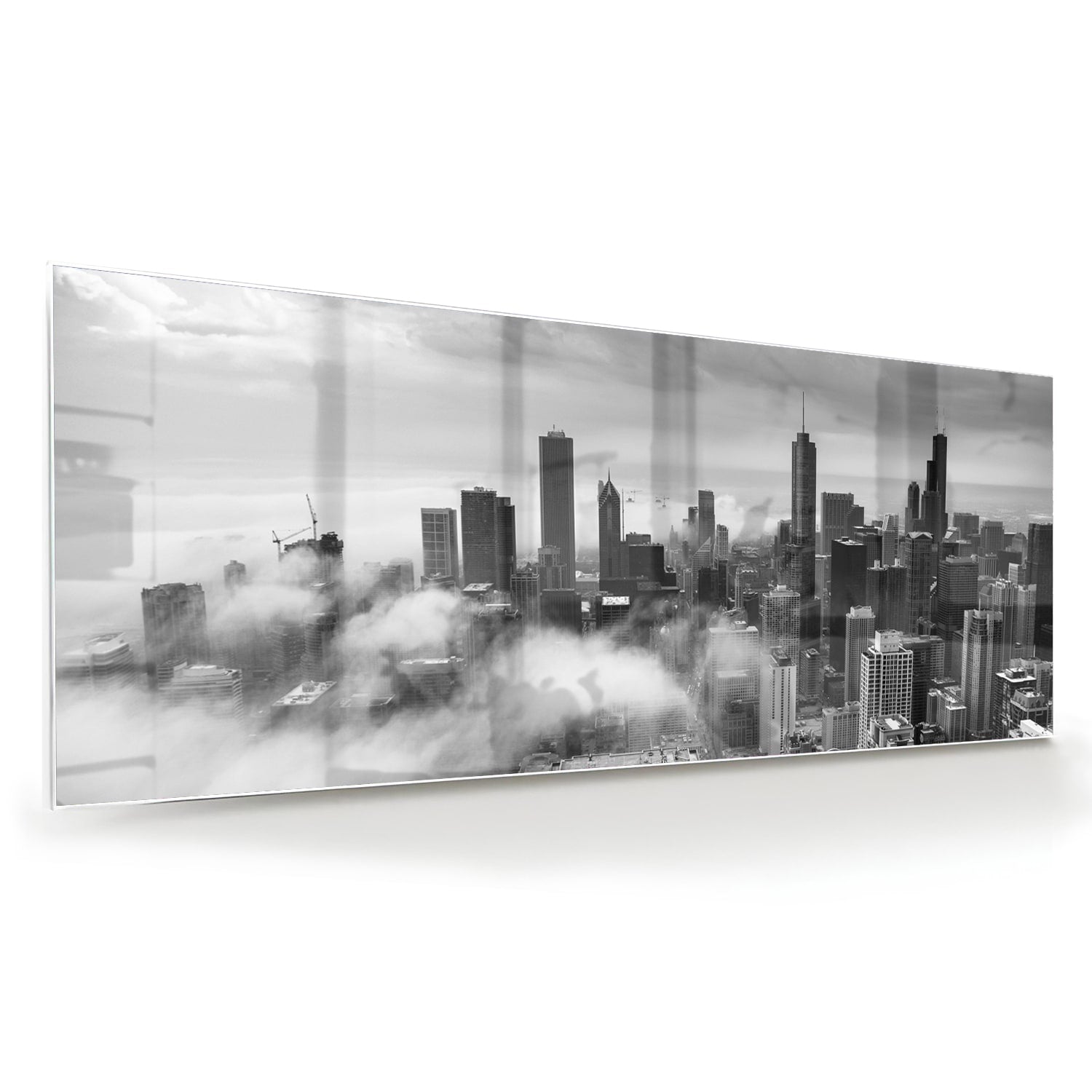 Glazen schilderij van een stads skyline in zwart-wit met wolken.