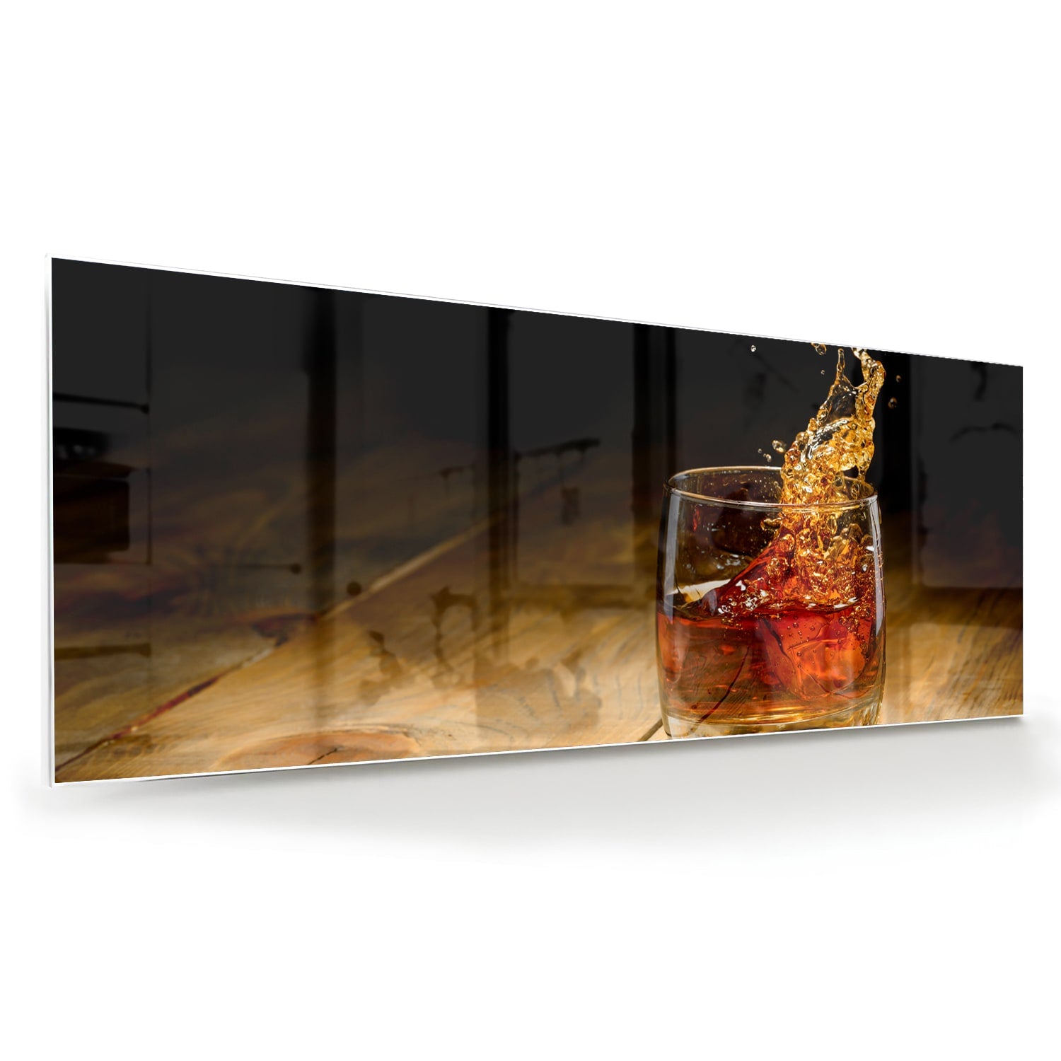 Glazen schilderij met een glas en spetterende drank op een houten tafel.