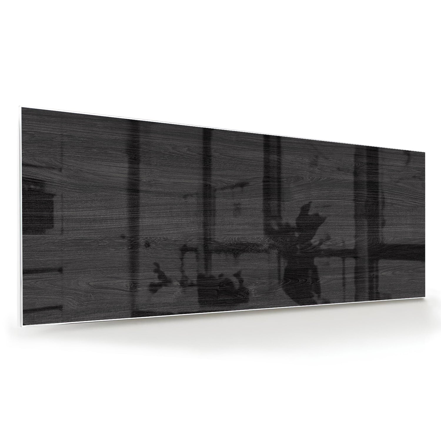 Zwart glazen schilderij met subtiele schaduwen in een moderne woonkamer.