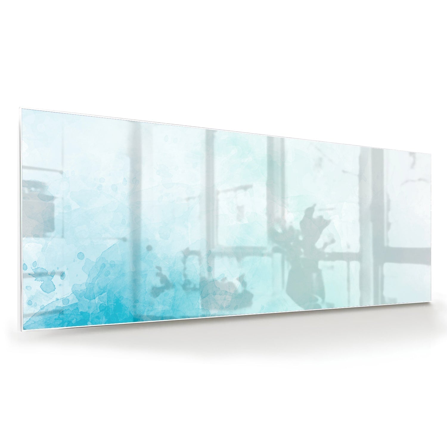 Abstract glazen schilderij met blauwe en turquoise tinten aan de muur.