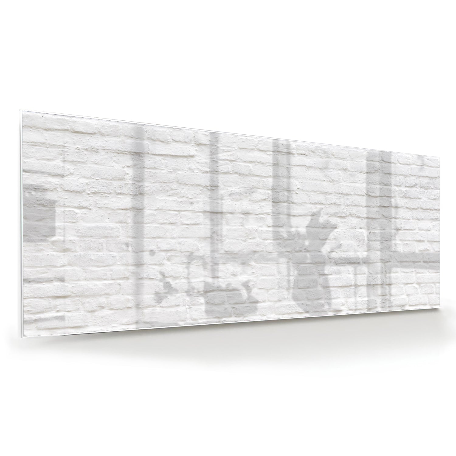 Glazen schilderij met witte bakstenen textuur aan de muur in moderne woonkamer.