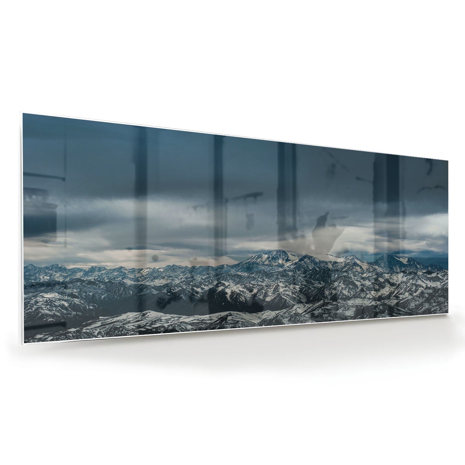 Glazen schilderij van een majestueus berglandschap met sneeuwtoppen