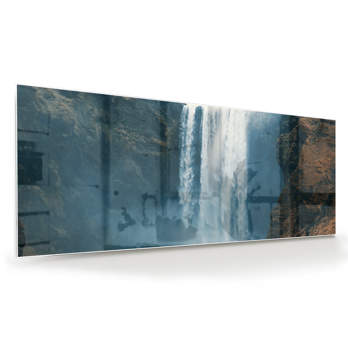 Glazen schilderij van een waterval in een moderne woonkamer.
