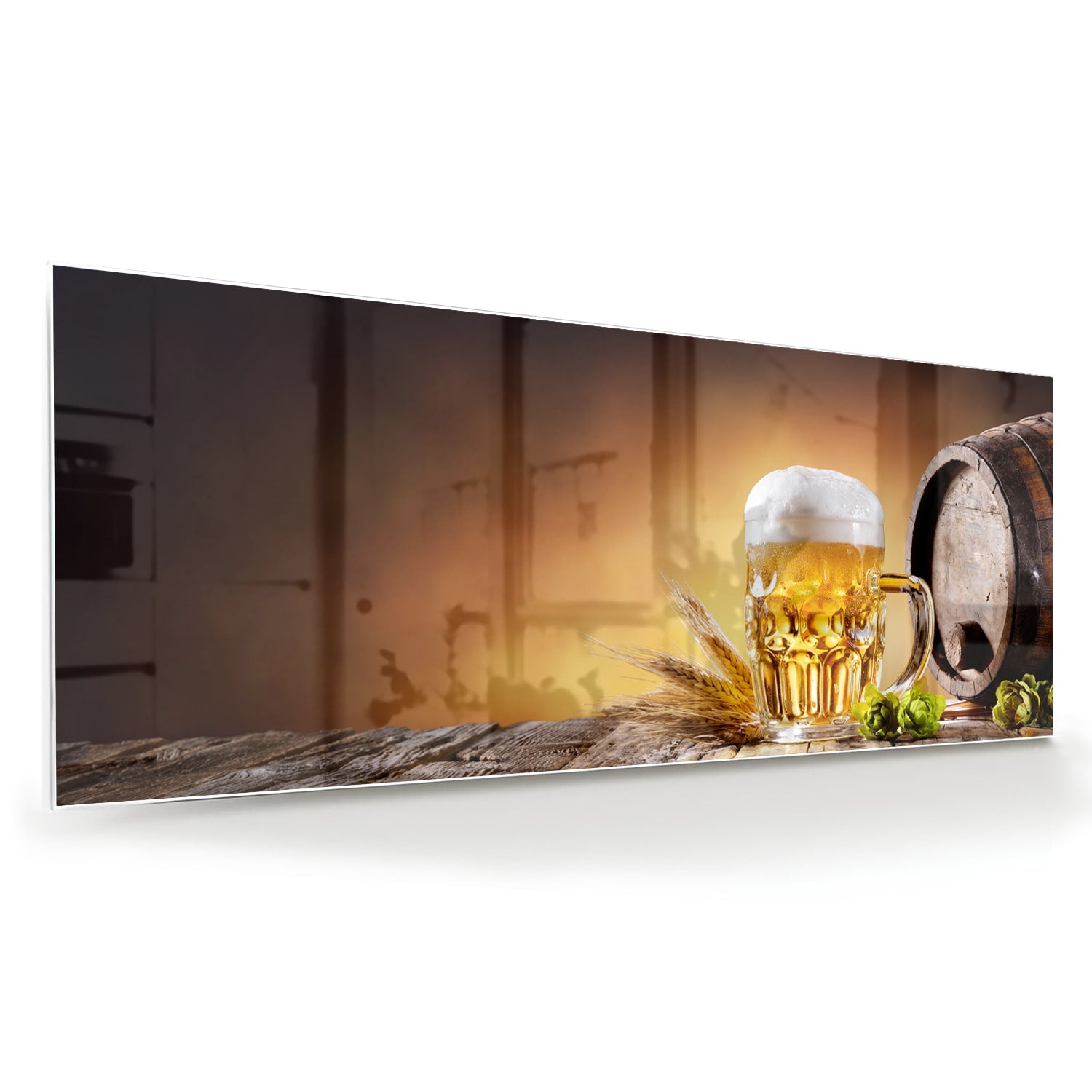 Glazen schilderij van een koud biertje op een houten tafel met groen in de achtergrond.