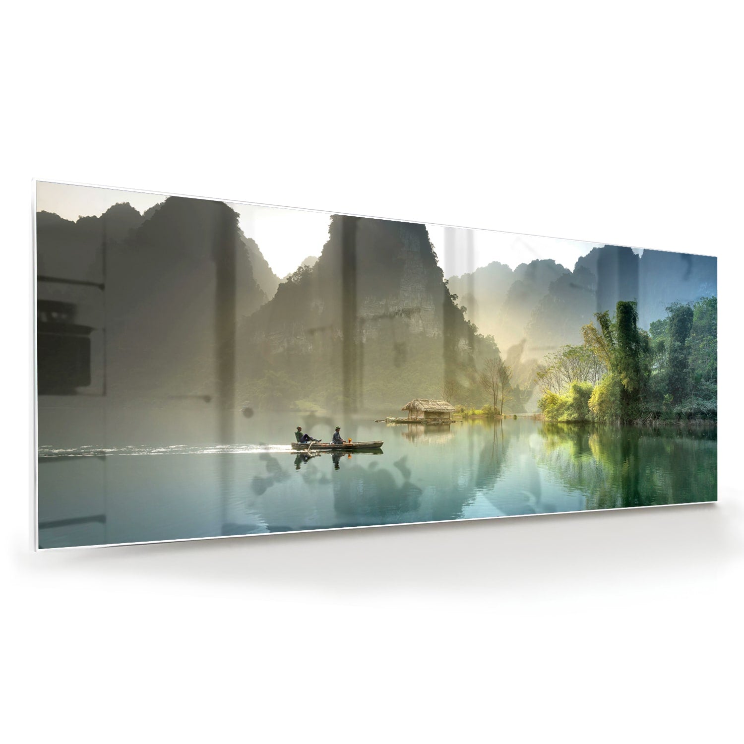 Glazen schilderij van een serene berglandschap met reflecties in het water.