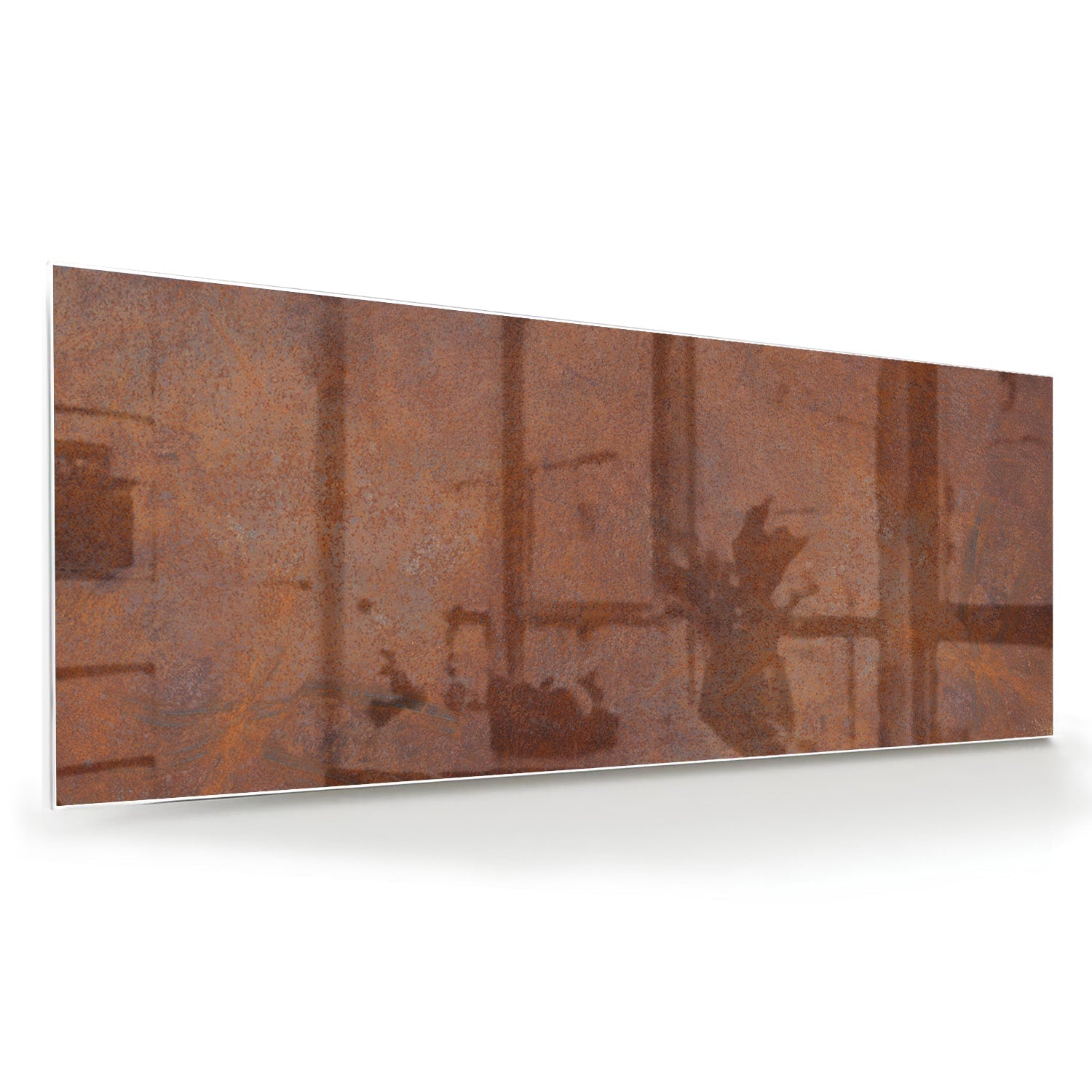 Abstract glazen schilderij met aardetinten boven een houten meubel.