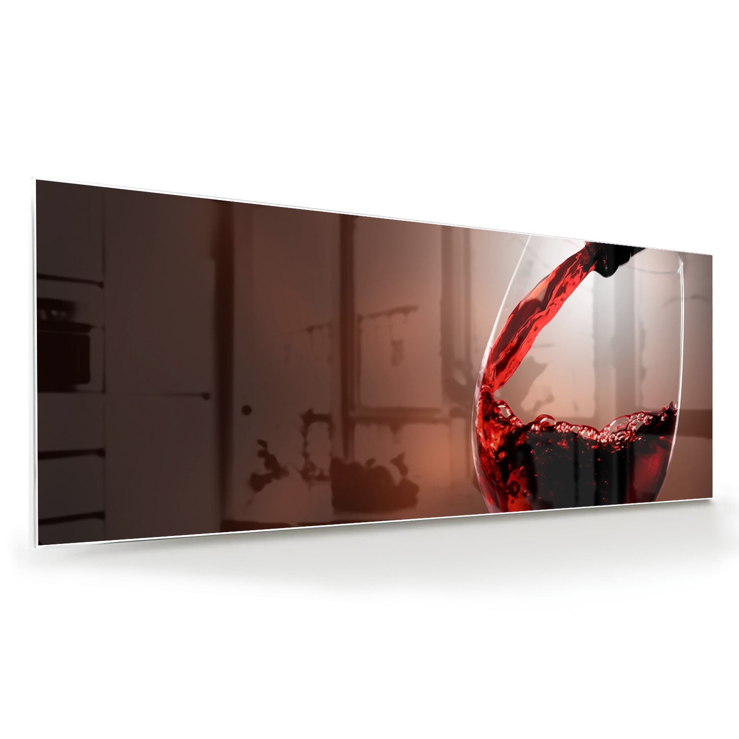 Glazen schilderij van een rode wijn die in een glas wordt ingeschonken, zichtbaar in een moderne woonkamer.