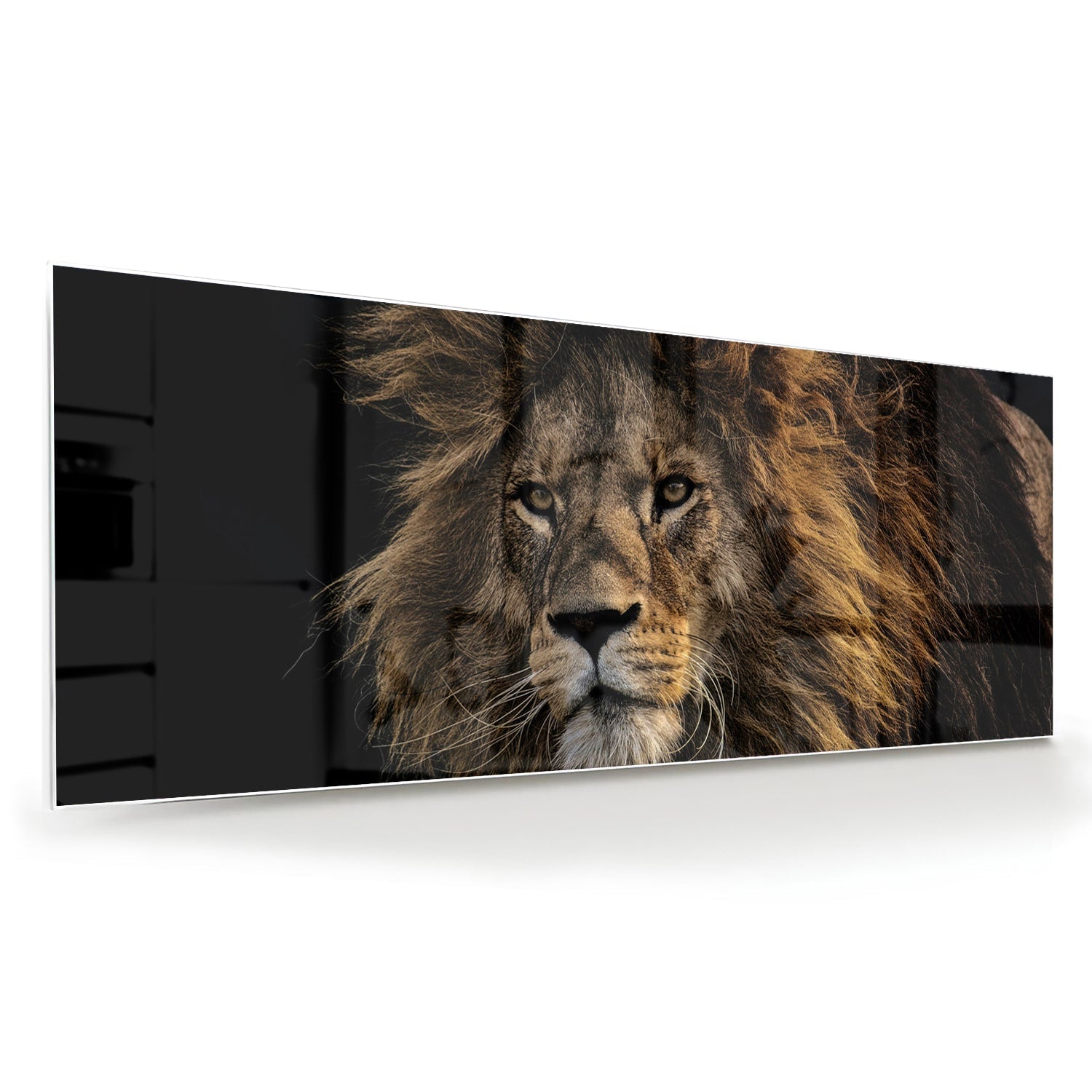 Glazen schilderij van een leeuw met een krachtige uitstraling