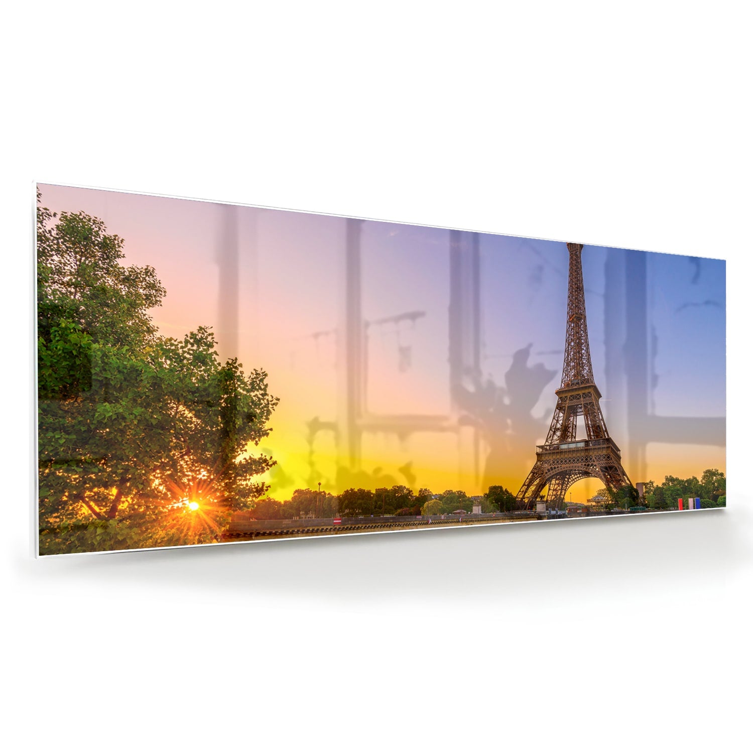 Een glazen schilderij van de Eiffeltoren bij zonsondergang, met warme kleuren.