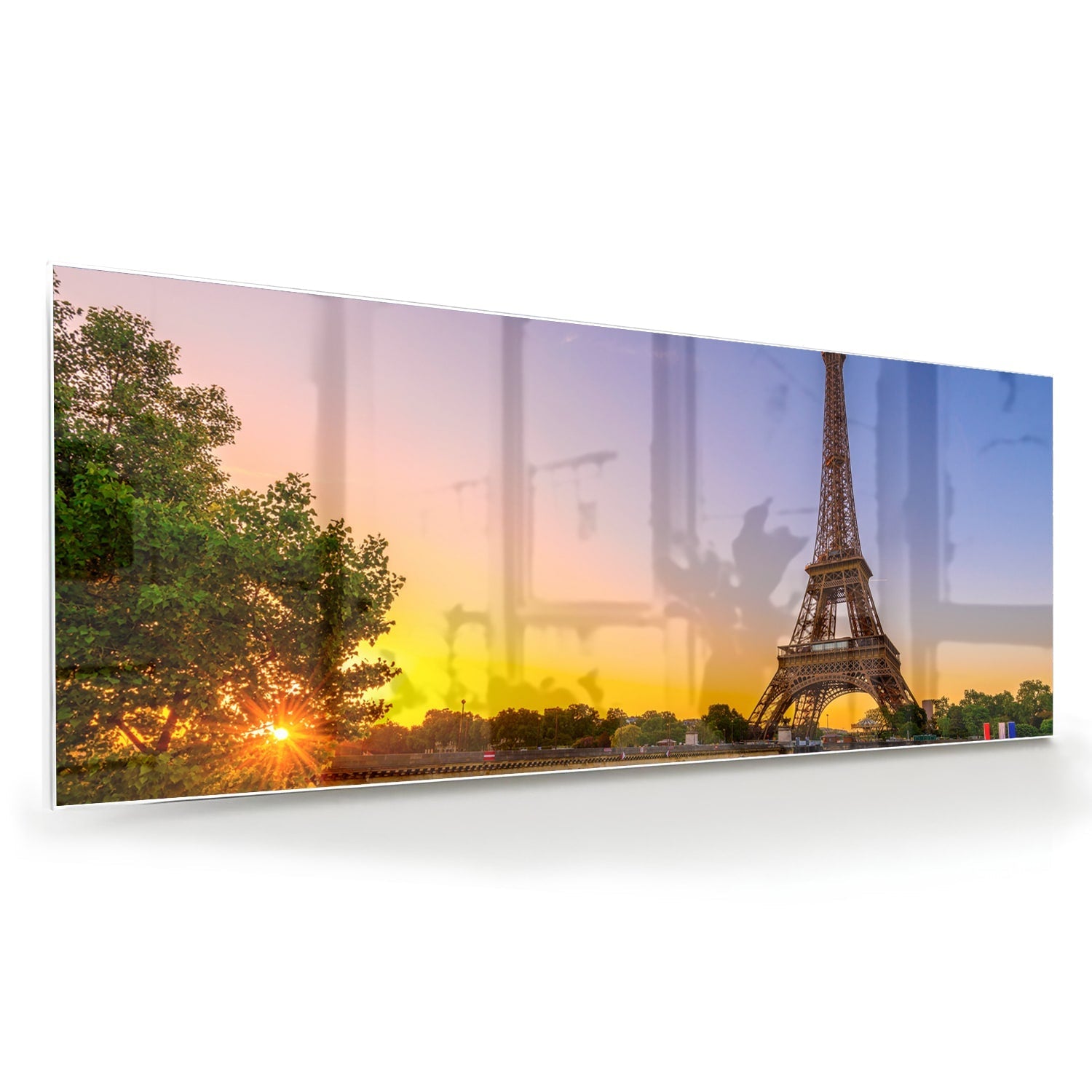 Een glazen schilderij van de Eiffeltoren bij zonsondergang, met warme kleuren.
