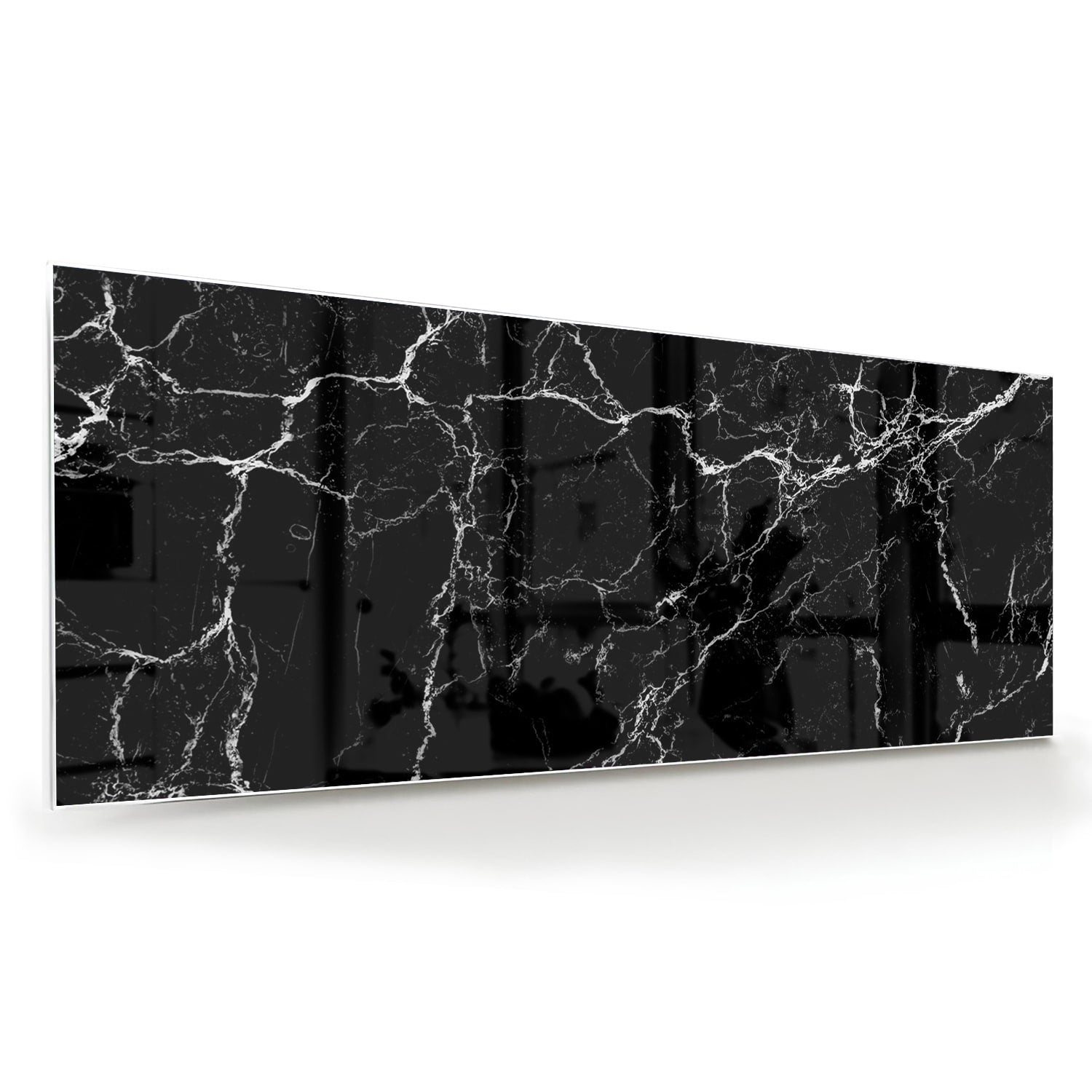 Glazen schilderij in zwart marmerlook aan de muur boven een houten kast.