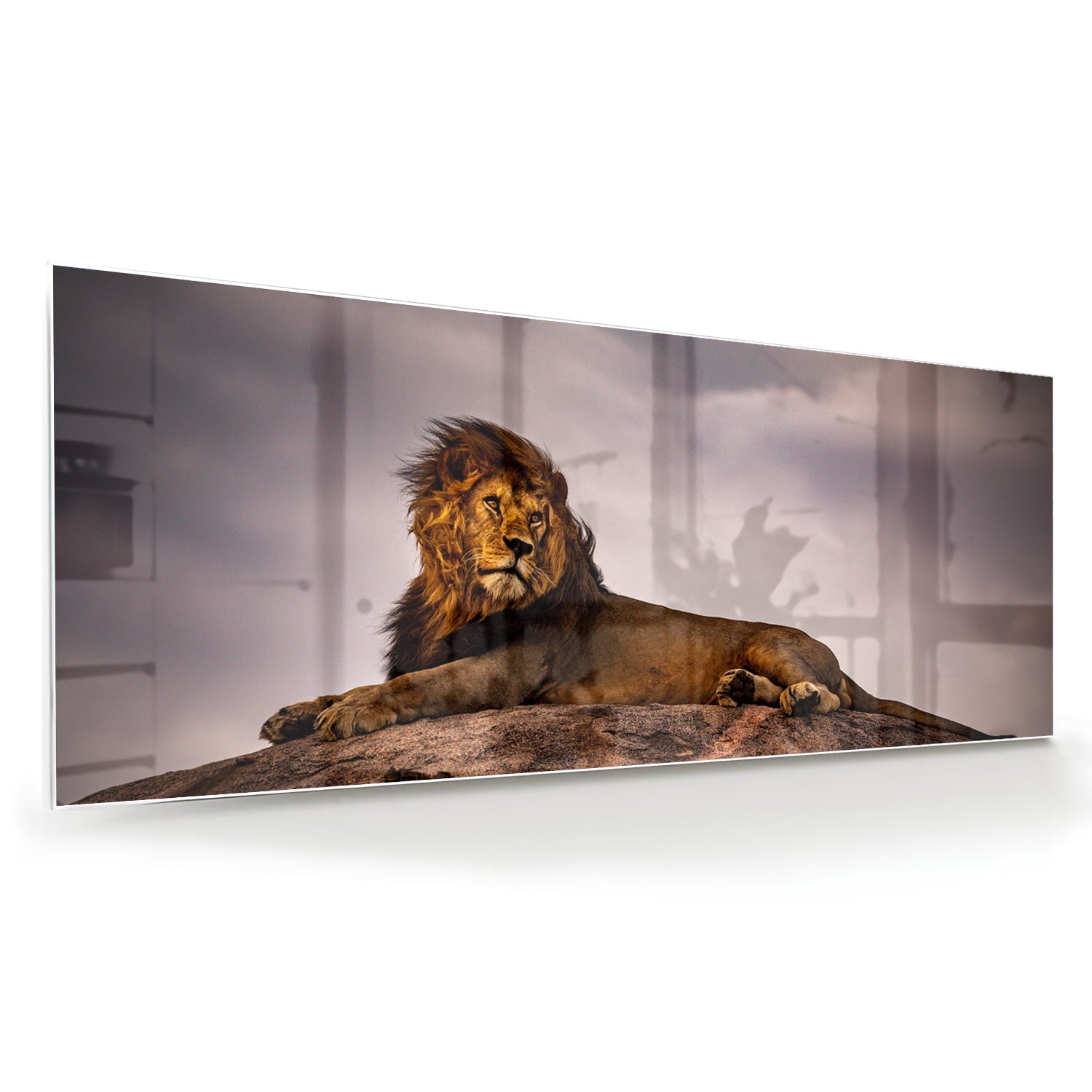 Glazenschilderij van een majestueuze leeuw op een rots, perfect voor interieurdecoratie.