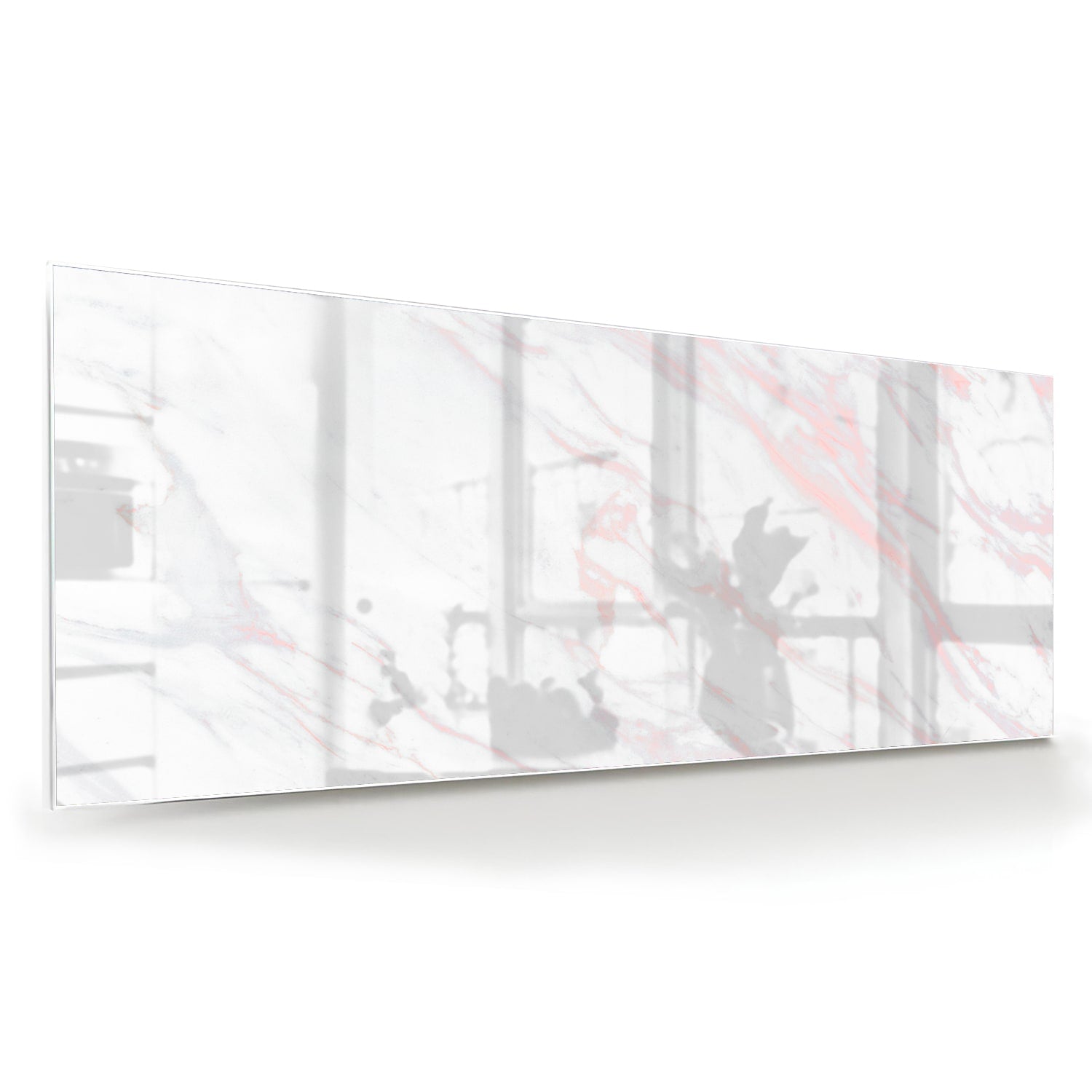 Minimalistisch glazen schilderij met marmerdetails aan de muur.