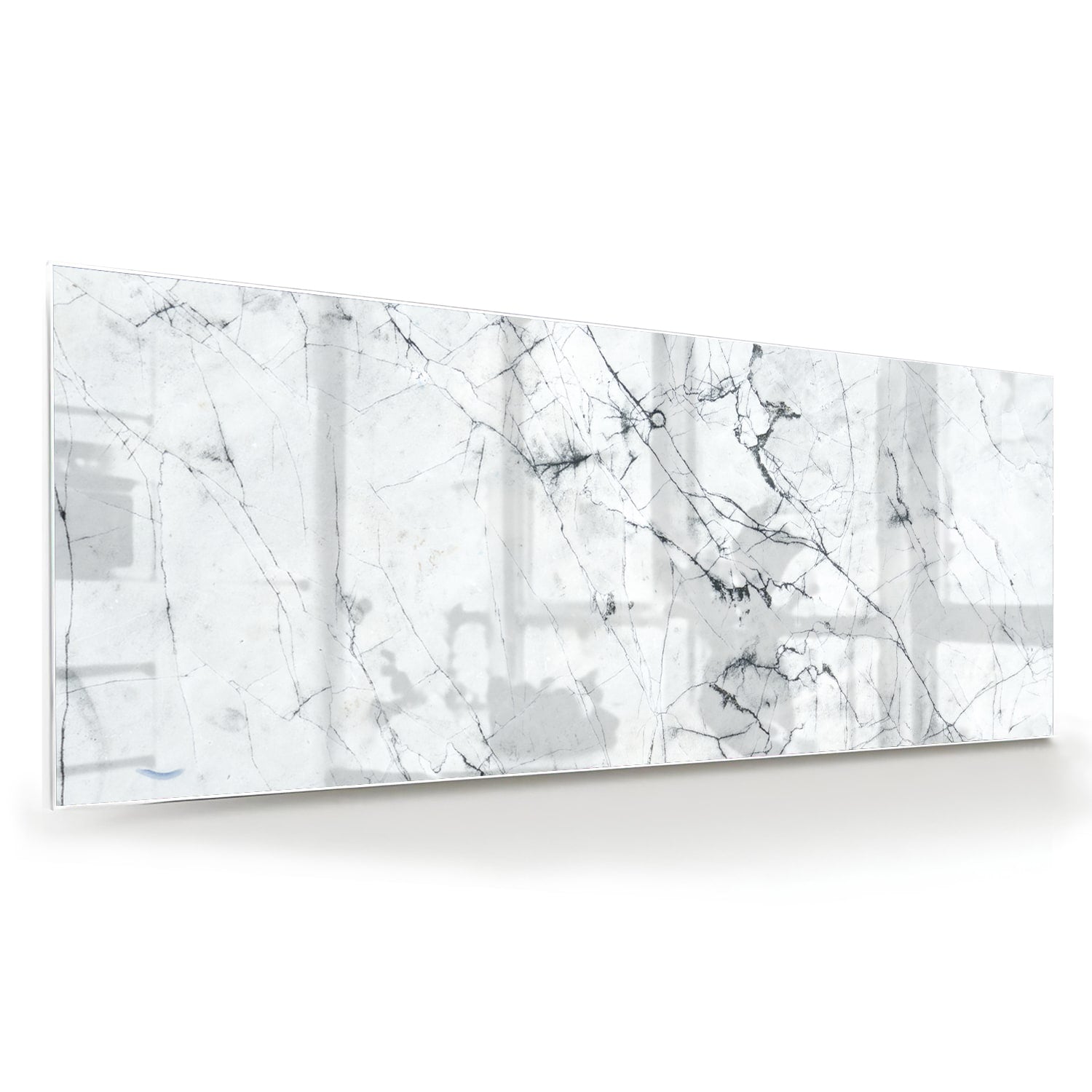 Glazen schilderij met marmerlook aan de muur in een moderne woonkamer.