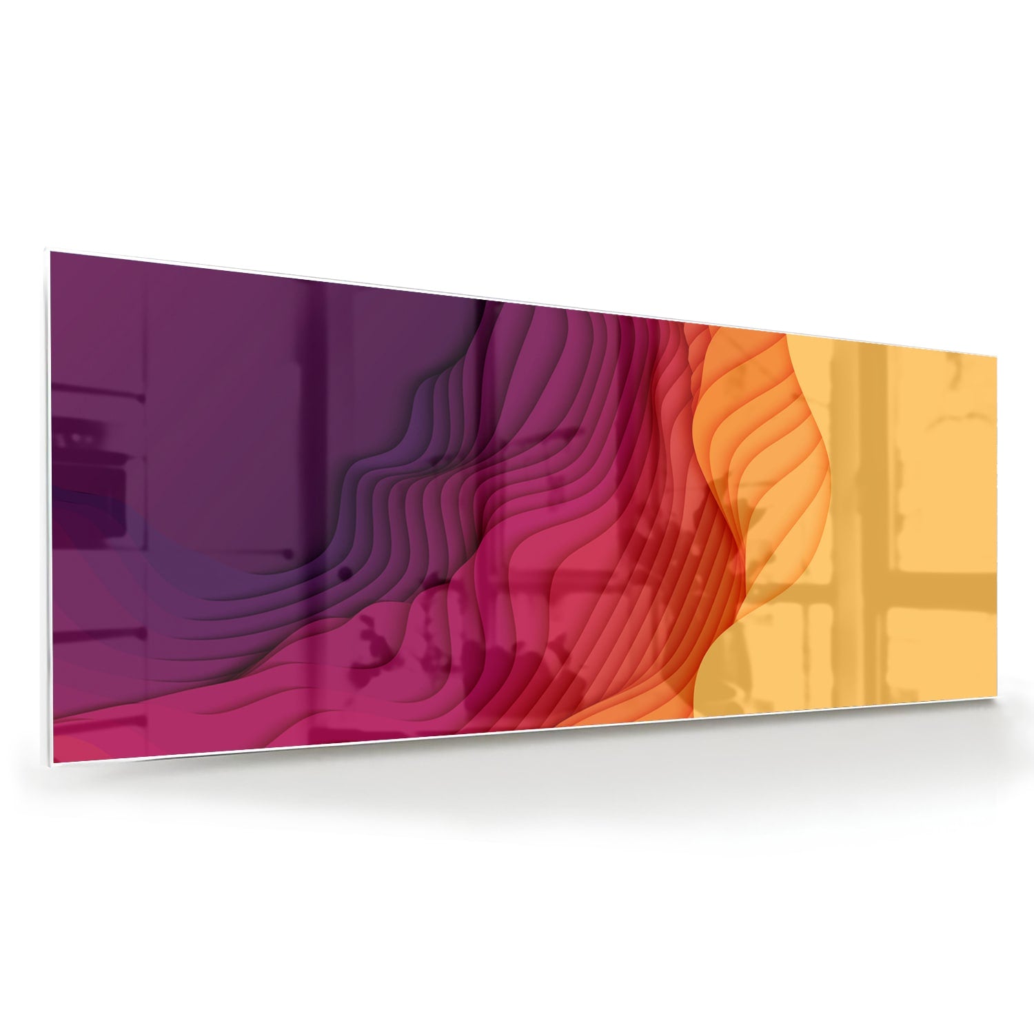 Abstract glazen schilderij met paarse en oranje golven aan de muur.