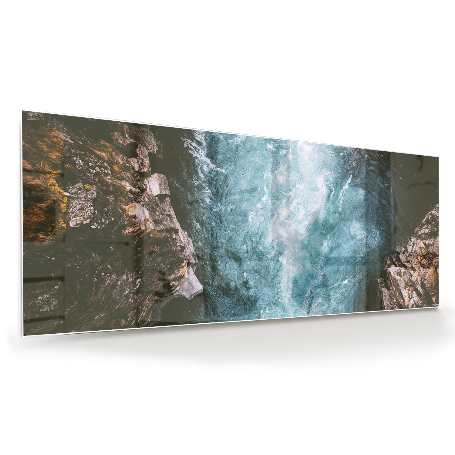 Glas schilderij van helder bergwater dat door rotsen stroomt.