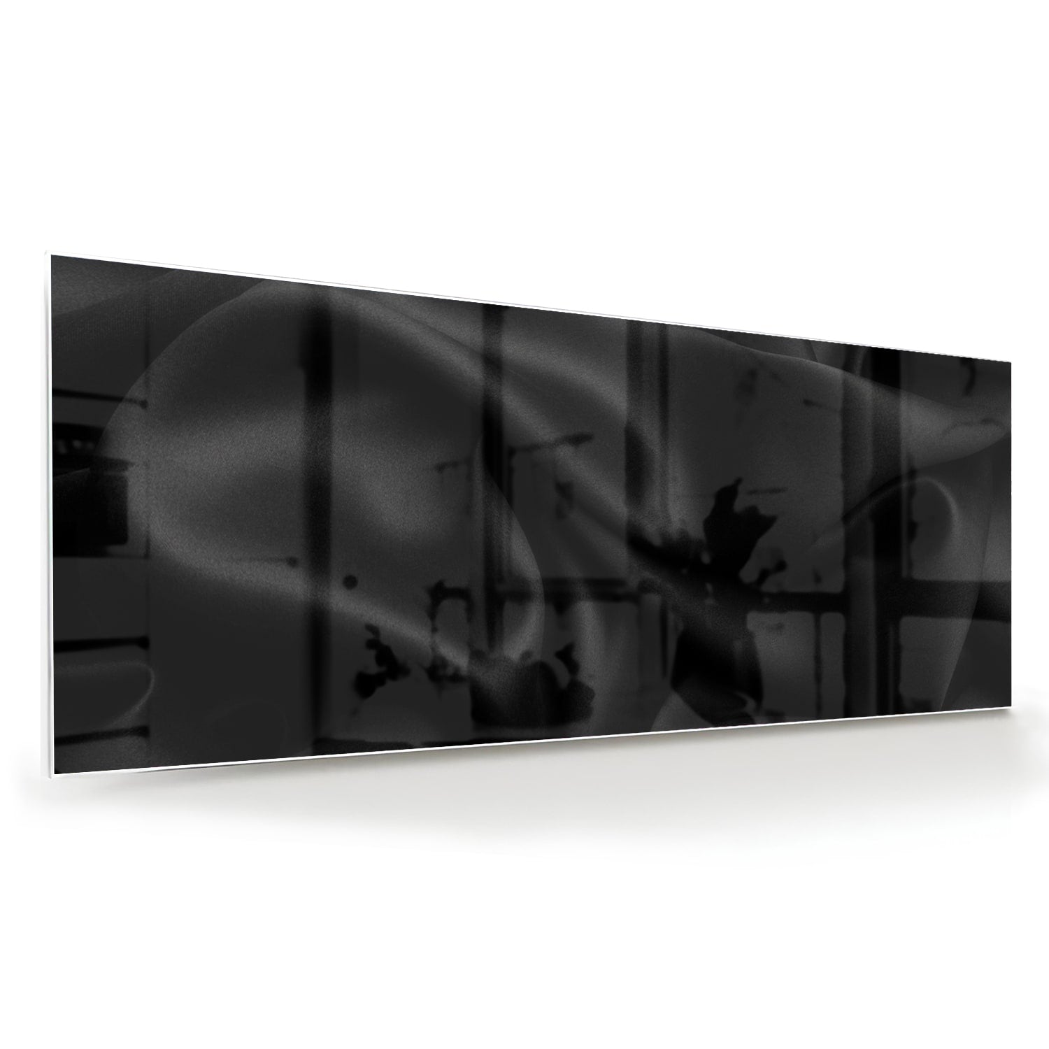 Zwart glazen schilderij aan de muur in een moderne woonkamer met houten meubels en planten.