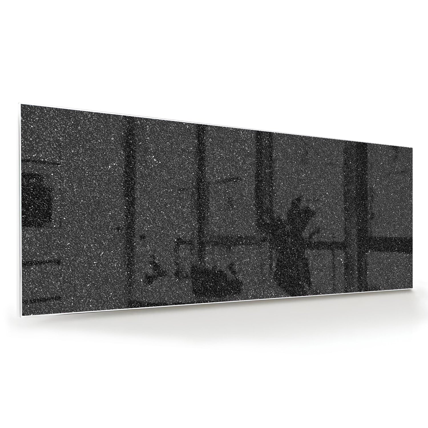Een zwart glazen schilderij aan de muur in een moderne woonkamer.