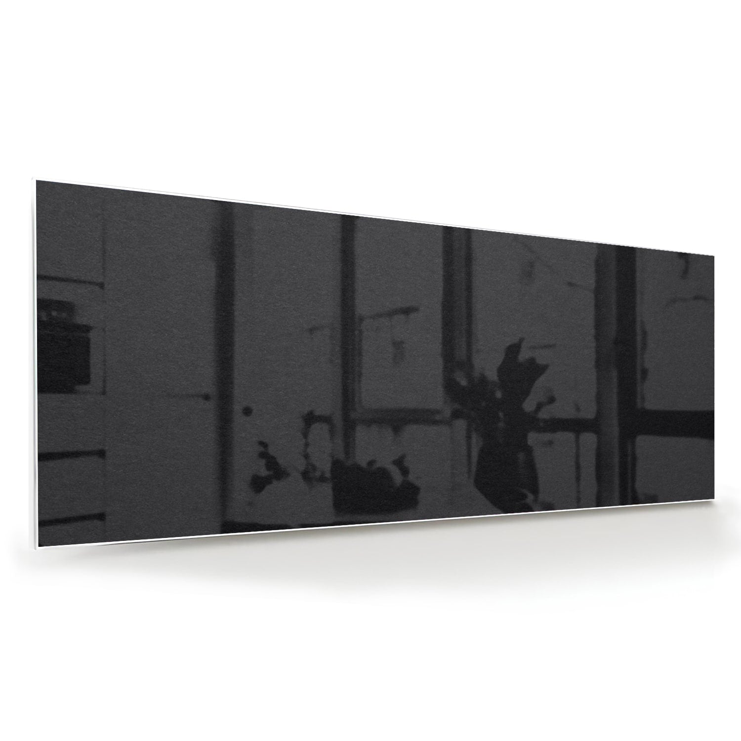 Stijlvol glazen schilderij in een modern interieur met warme kleuren.