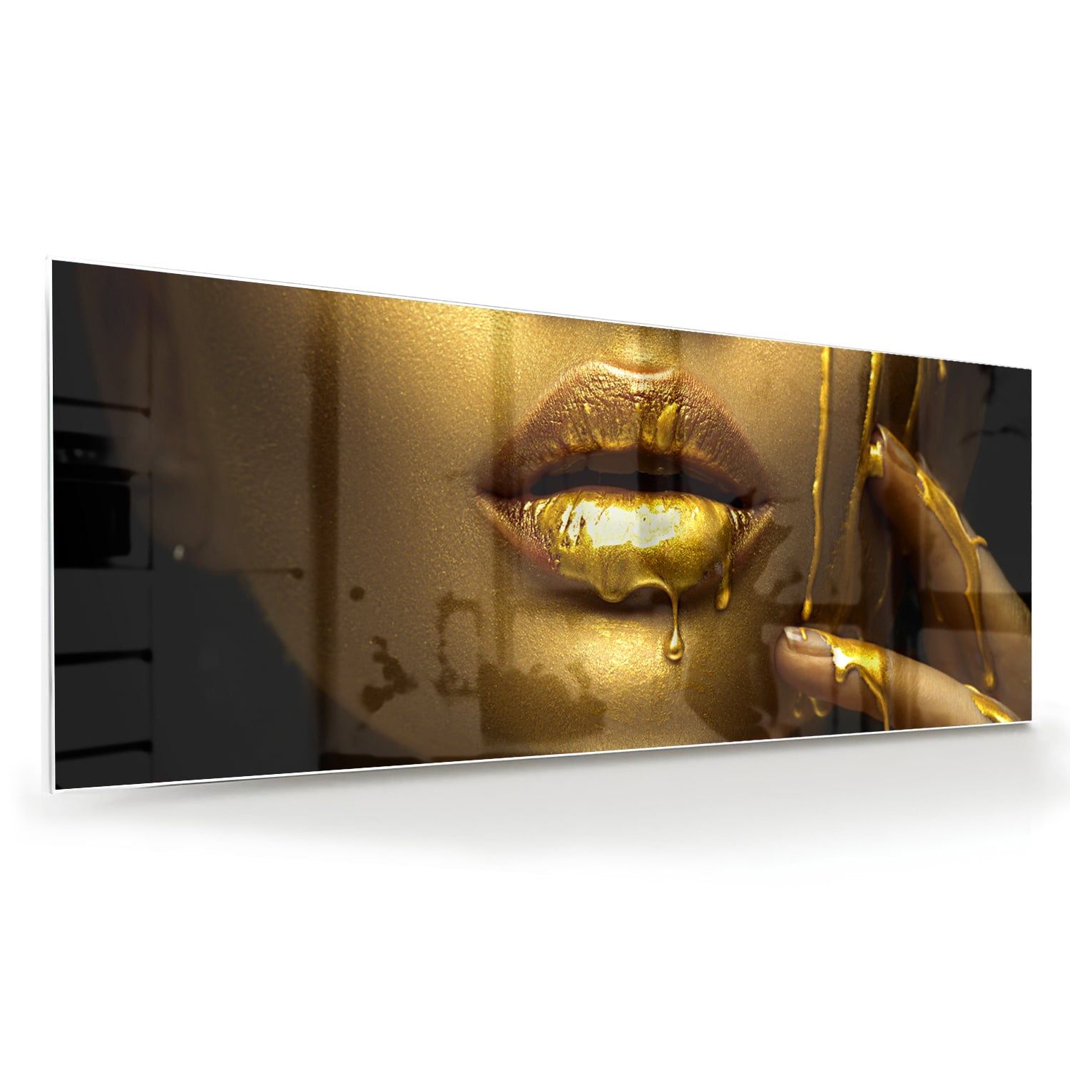Gouden glazen schilderij van lippen met glanzende vloeistof op een muur.