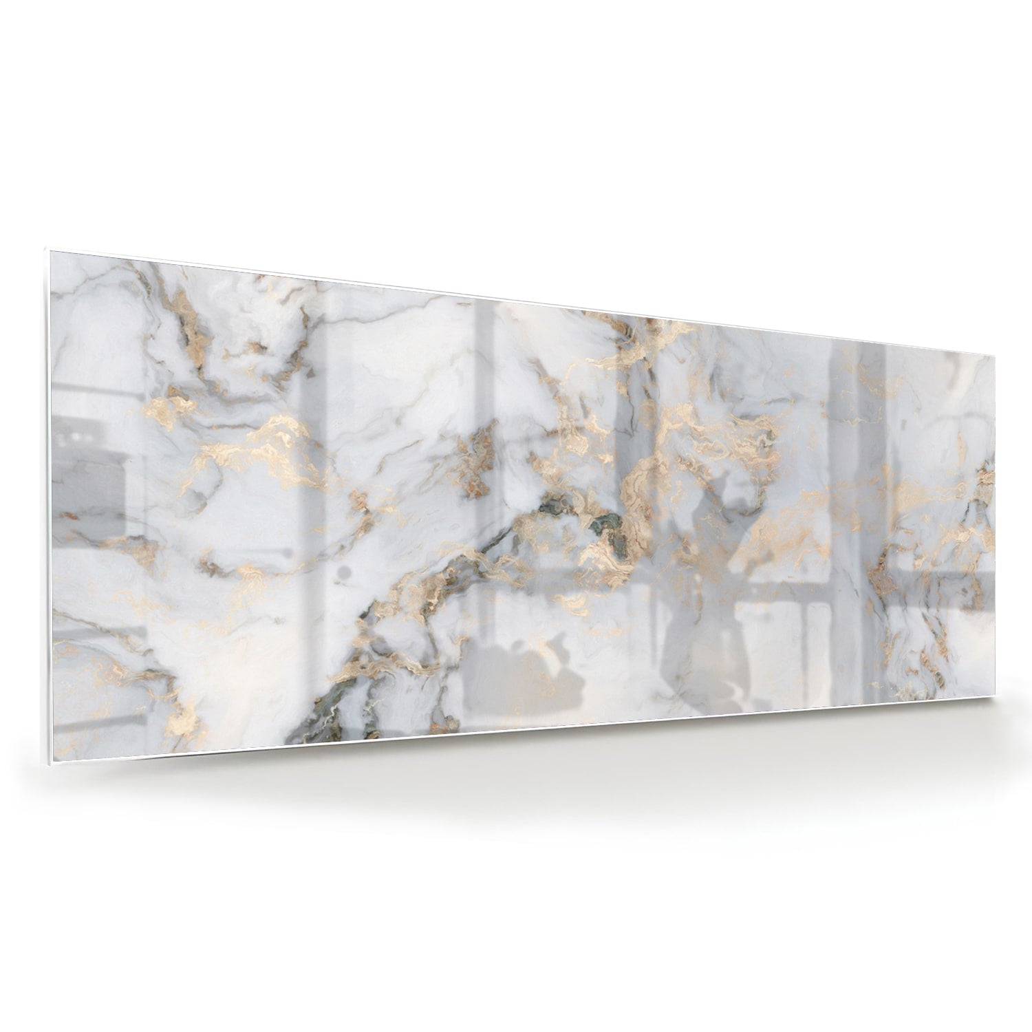 Glazen schilderij met marmerlook en gouden accenten aan de muur.