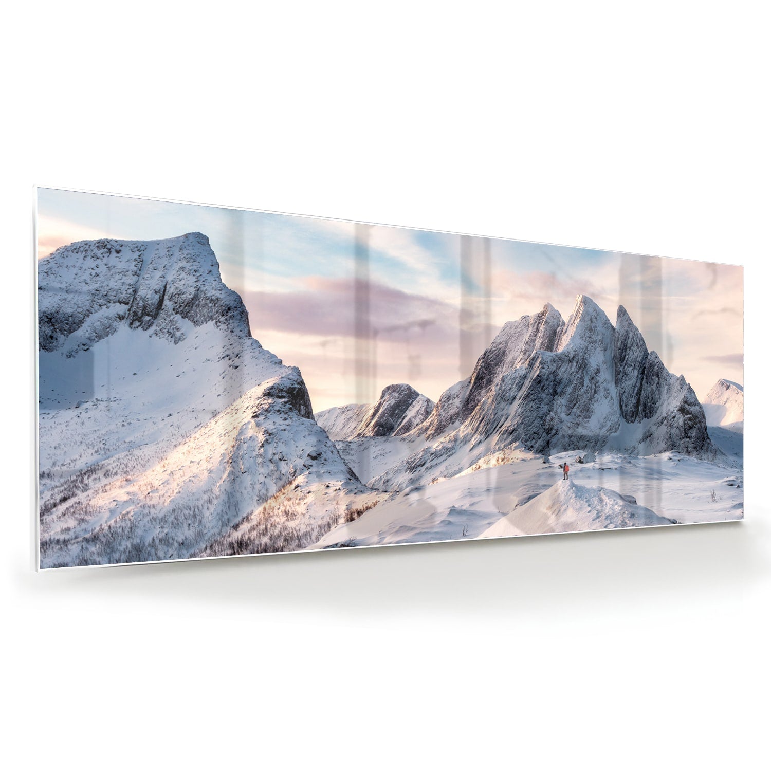Glazen schilderij van besneeuwde bergen in een lichte woonkamer