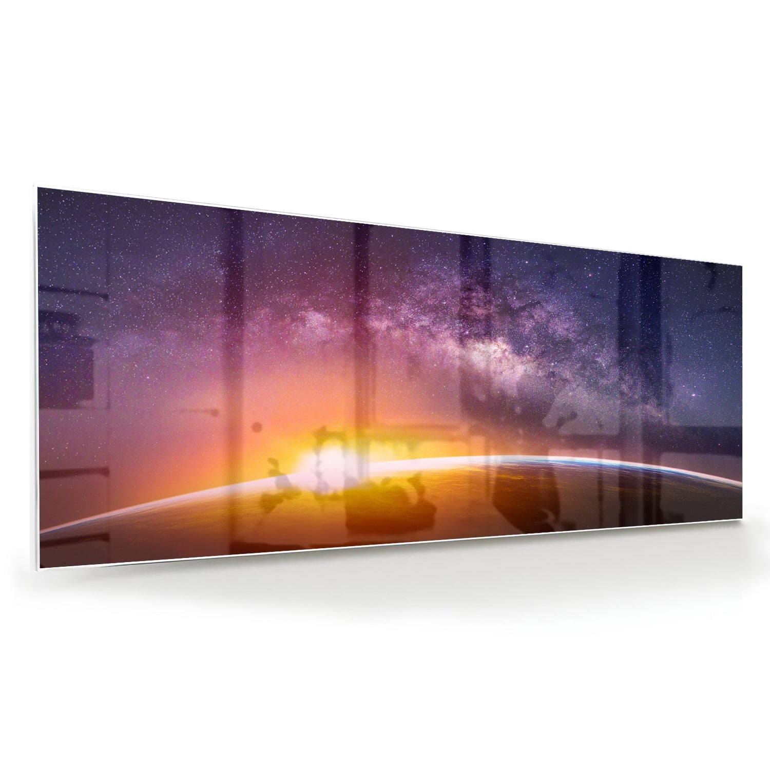 Glazen schilderij van een sterrenhemel met zonsondergang, hangt aan de muur in een stijlvolle woonkamer.