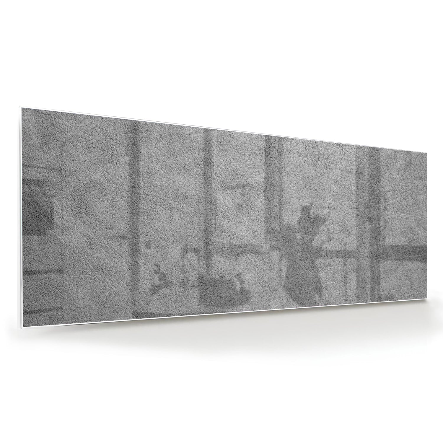 Minimalistisch glazen schilderij met subtiele schaduwen aan de muur