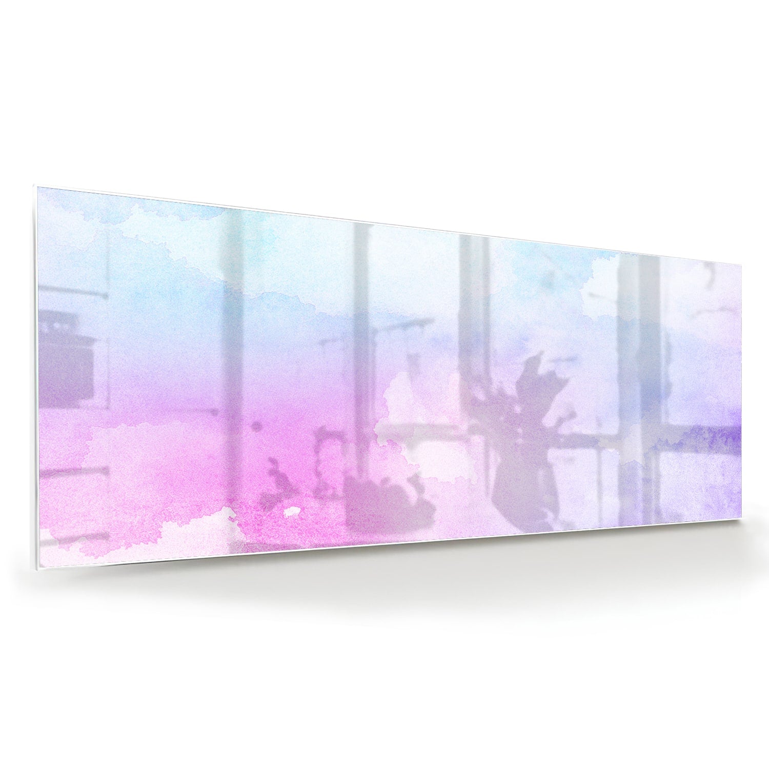 Abstract glazen schilderij met paarse en blauwe tinten aan de muur.