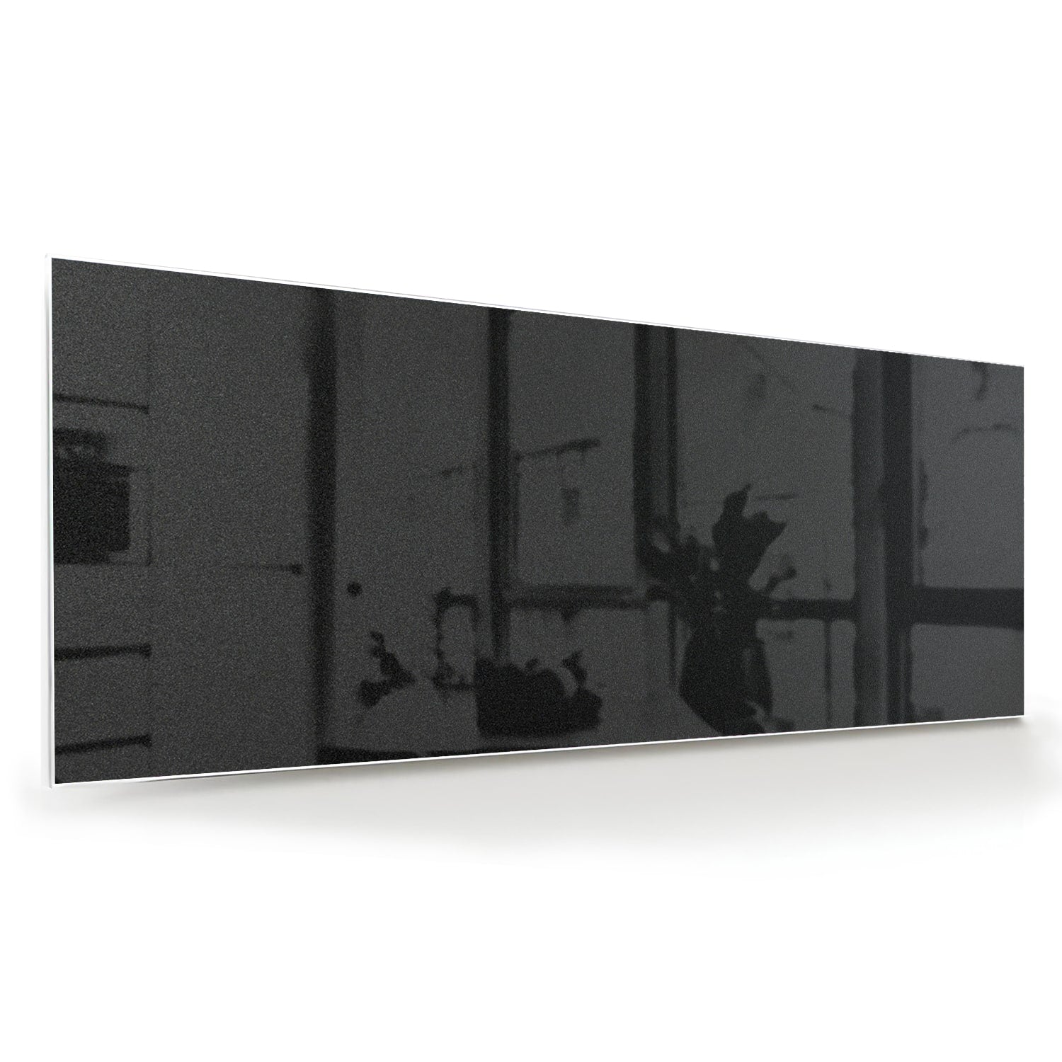 Zwart-glanzend glas schilderij aan een witte muur in een modern interieur.