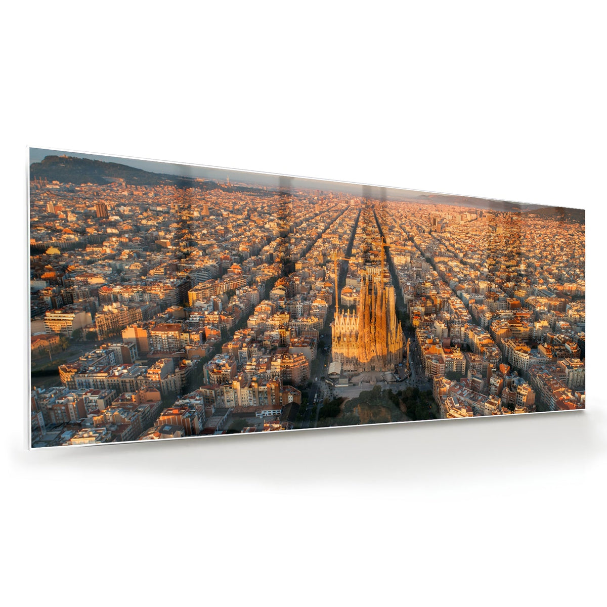 Glazen schilderij met uitzicht op een stad onder de zonsondergang