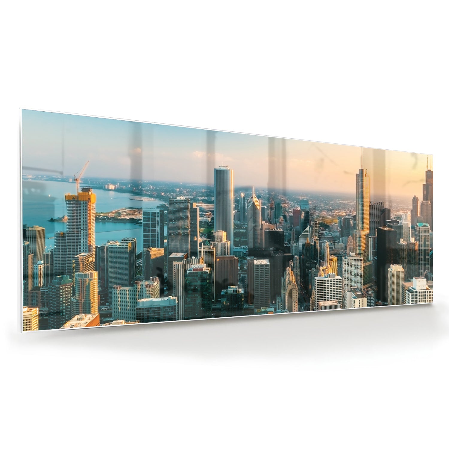 Glazen schilderij met uitzicht op een stad skyline onder een zonsondergang