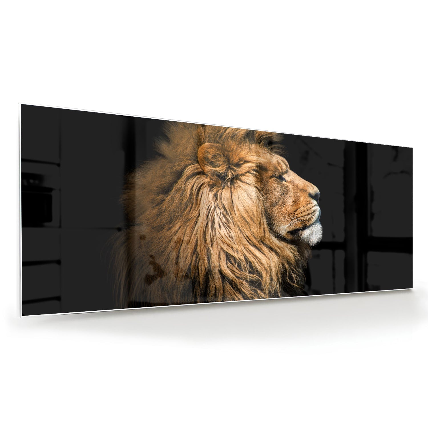 Glazen schilderij van een leeuw met rijke, gouden manen tegen een zwarte achtergrond.