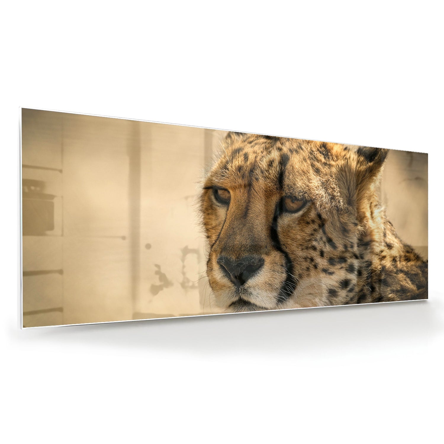 Glazen schilderij van een luipaard hangt aan de muur in een stijlvolle woonkamer.