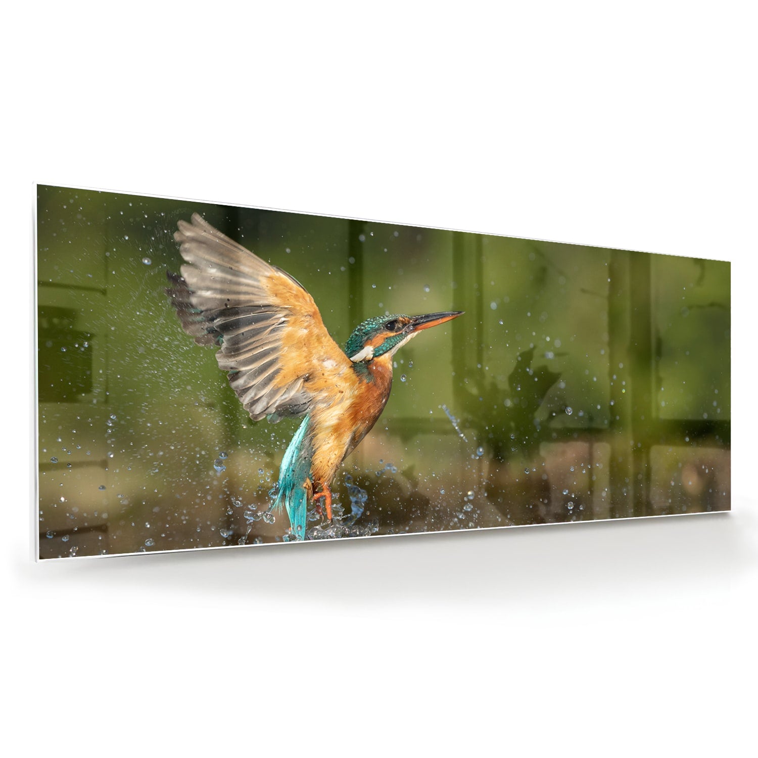 Glazen schilderij van een ijsvogel die in het water duikt
