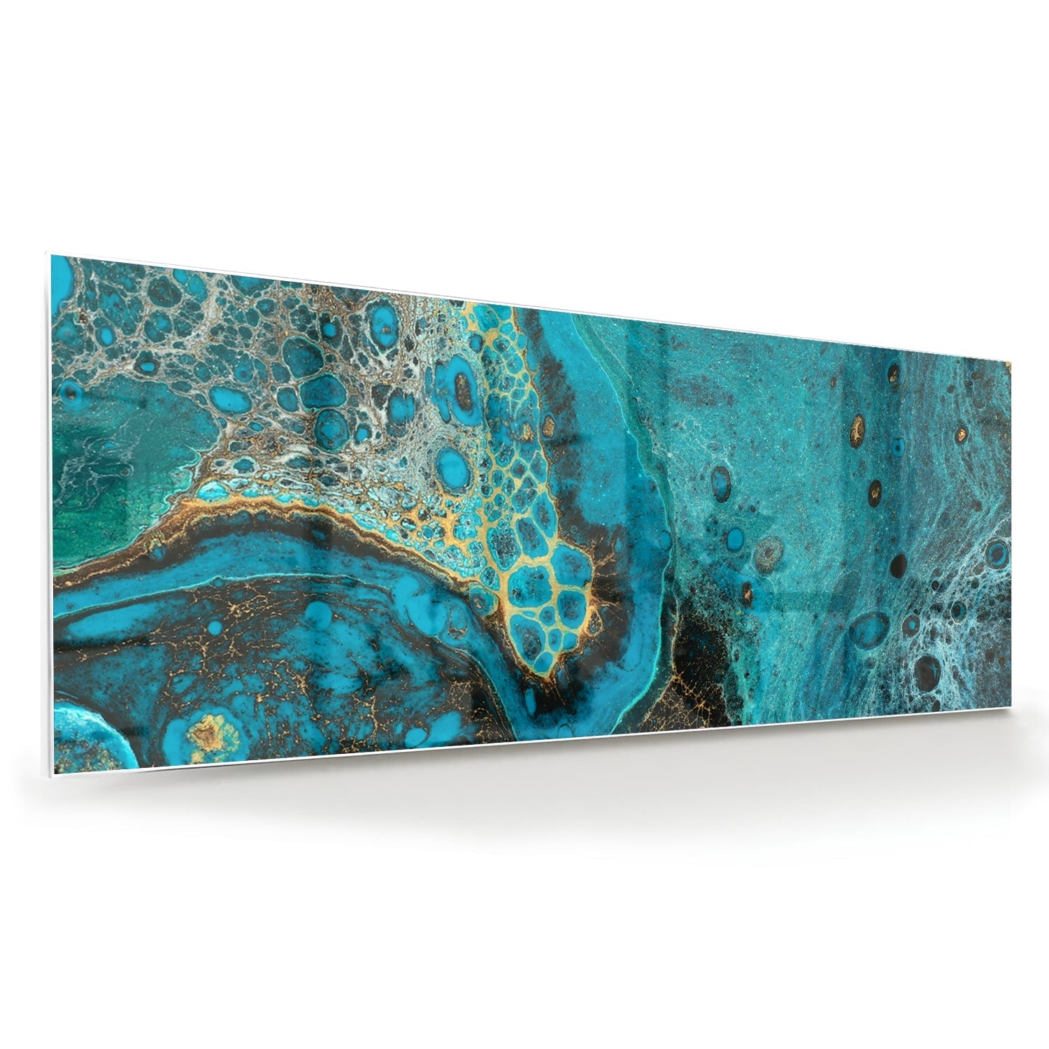 Glazen schilderij in turkoois met gouden accenten aan de muur boven een houten meubel.