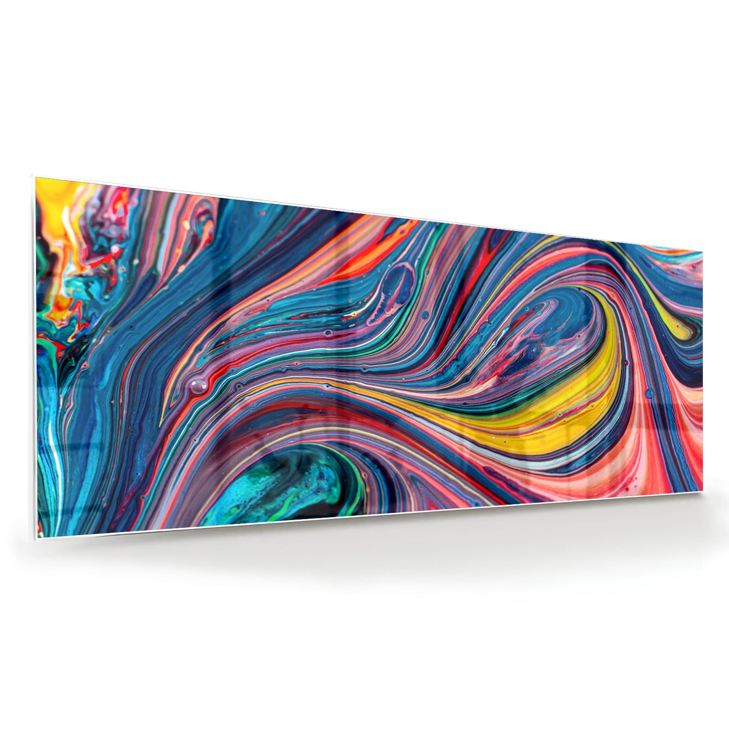 Kleurrijk abstract glazen schilderij aan de muur in een modern interieur.