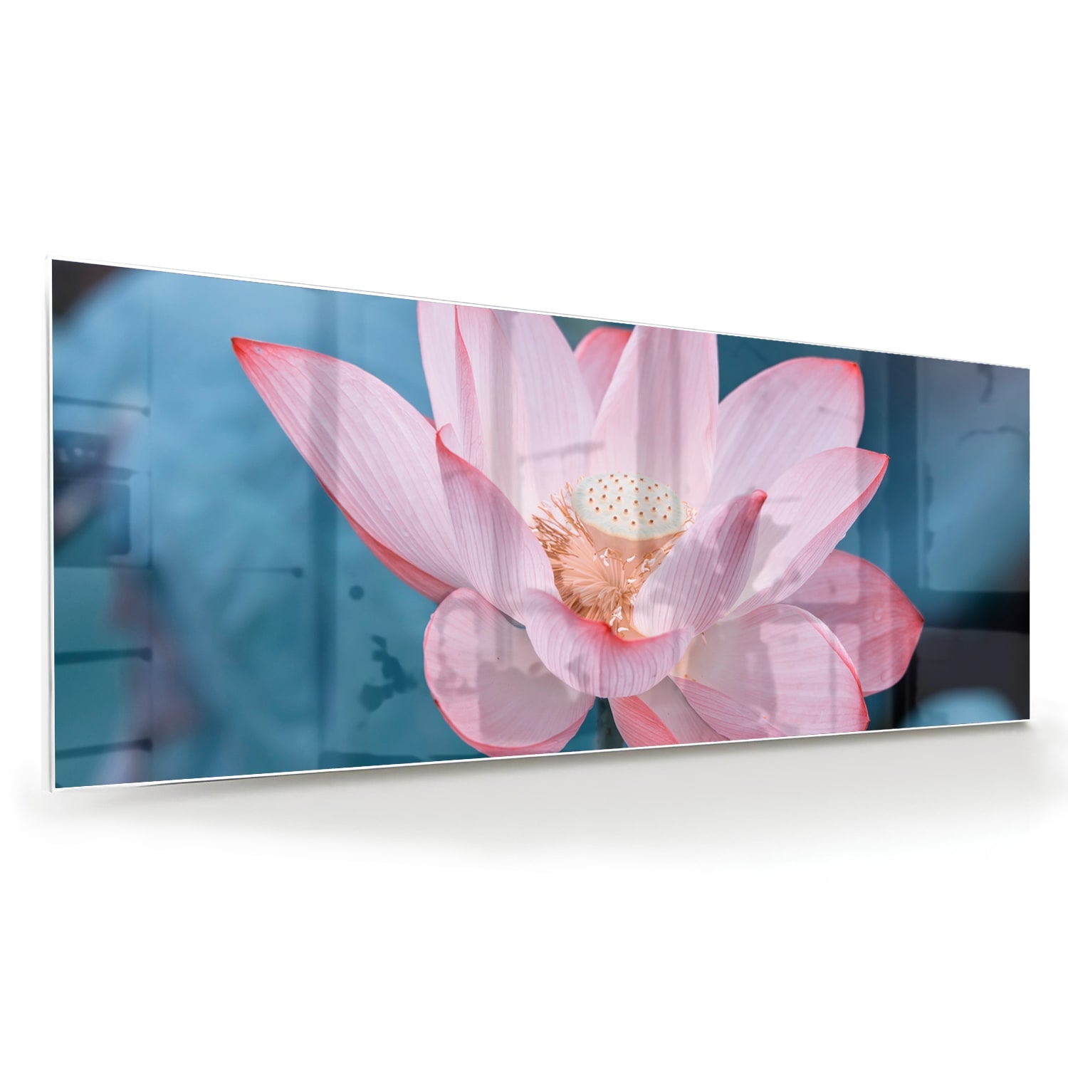 Glazen schilderij van een roze lotus boven een houten meubelstuk in een gezellige woonkamer.