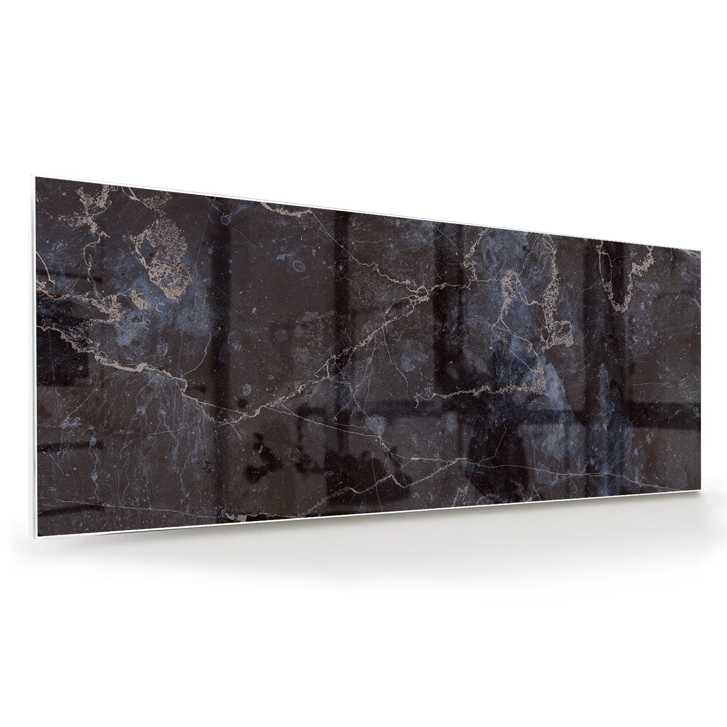 Glazen schilderij met donker marmerlook aan een lichte muur in een moderne woonkamer.