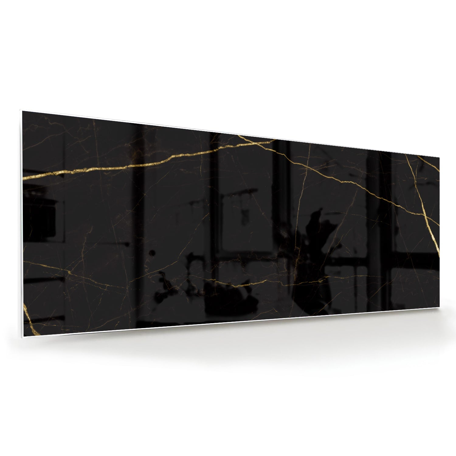 Elegant zwart glazen schilderij met gouden lijnen aan de muur in een moderne woonkamer.