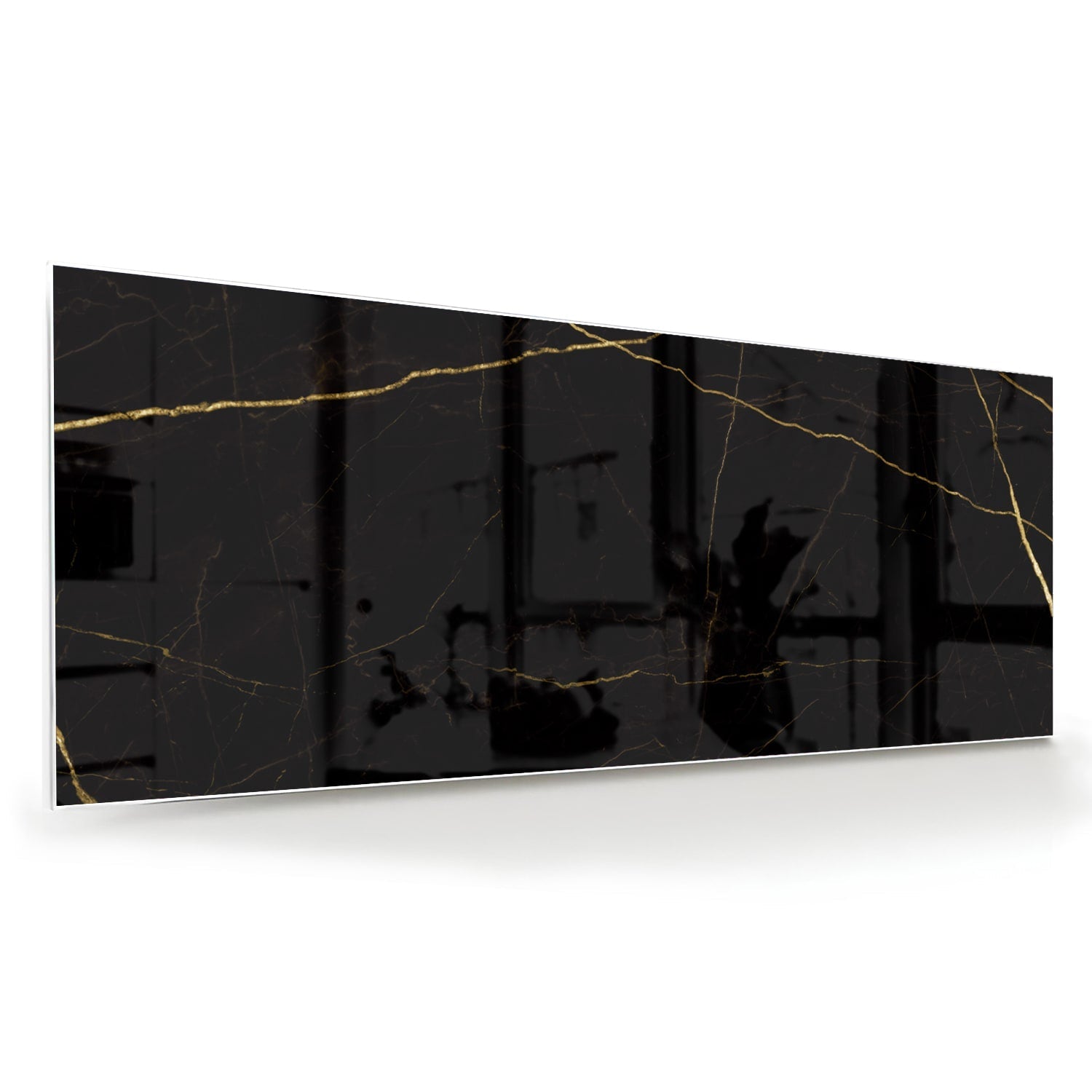 Elegant zwart glazen schilderij met gouden lijnen aan de muur in een moderne woonkamer.